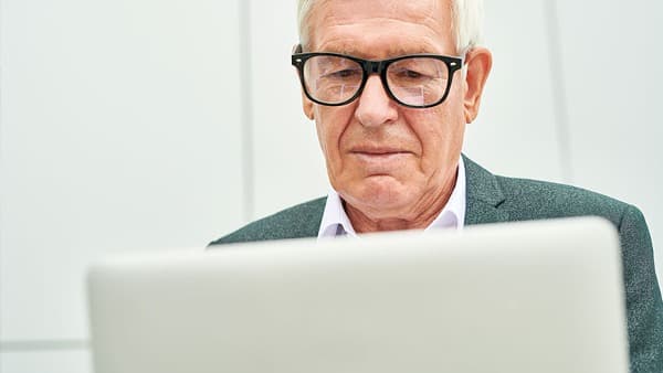 Hombre escribiendo en un ordenador